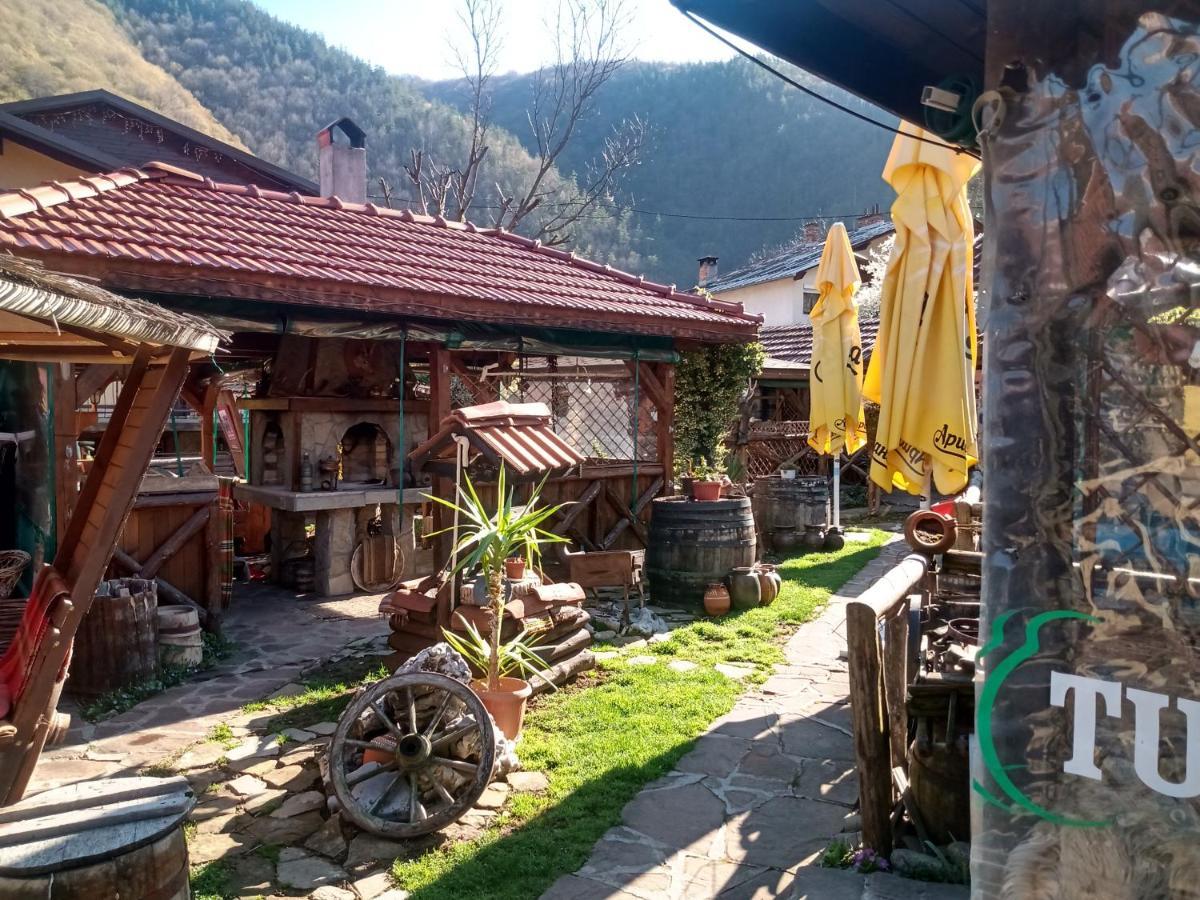 ホテル Кръчмъ При Байката Alpin リバリツァ エクステリア 写真
